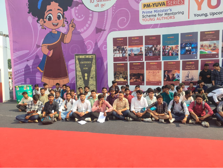 पुस्तक महोत्सव में कुलपति का इंतजार करते छात्र