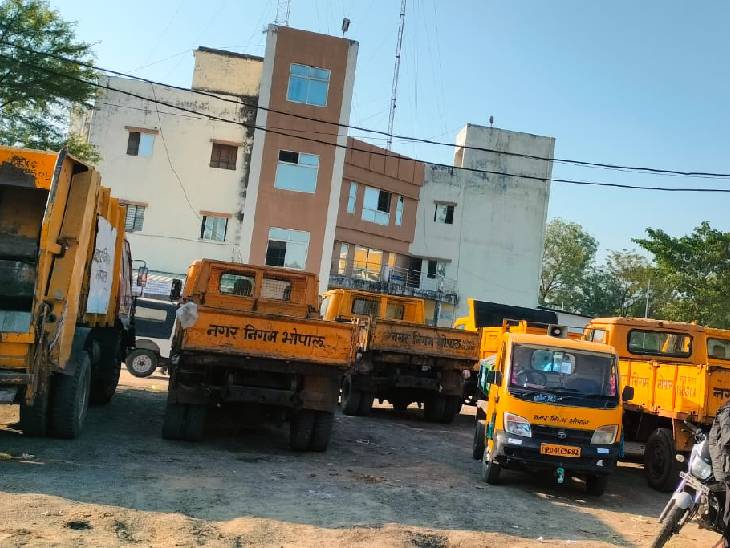 कोलार ऑफिस के बाहर खड़ी गाड़ियां।