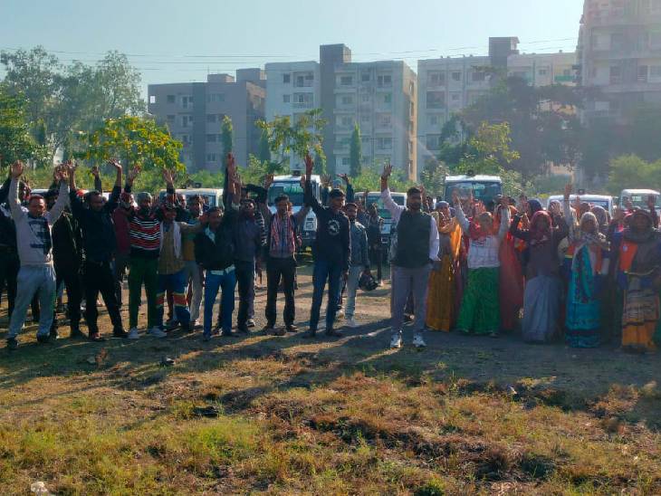 भोपाल के कोलार में प्रदर्शन करते सफाईकर्मी।