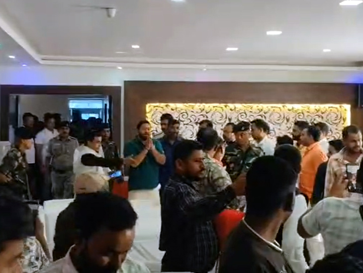 तेजस्वी यादव देवघर पहुंचे, मीटिंग के बाद पूर्णिया रवाना:  बोले- चुनाव के पहले चरण में ही एनडीए सरकार को उखाड़ फेंकने का काम किया – Deoghar News