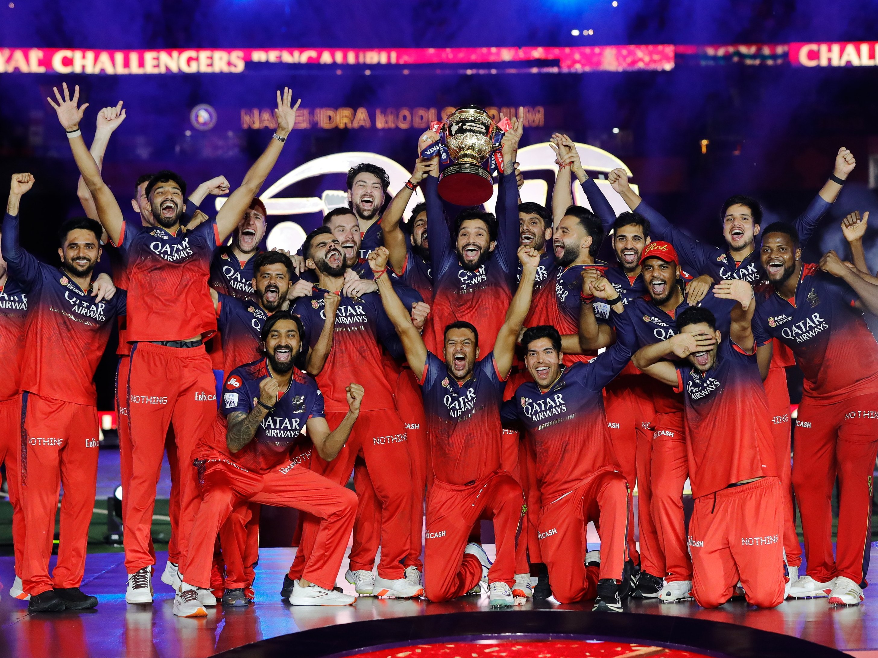 RCB टीम IPL की डिफेंडिंग चैंपियन है, टीम ने पंजाब किंग्स को फाइनल हराकर खिताब जीता था। - Dainik Bhaskar