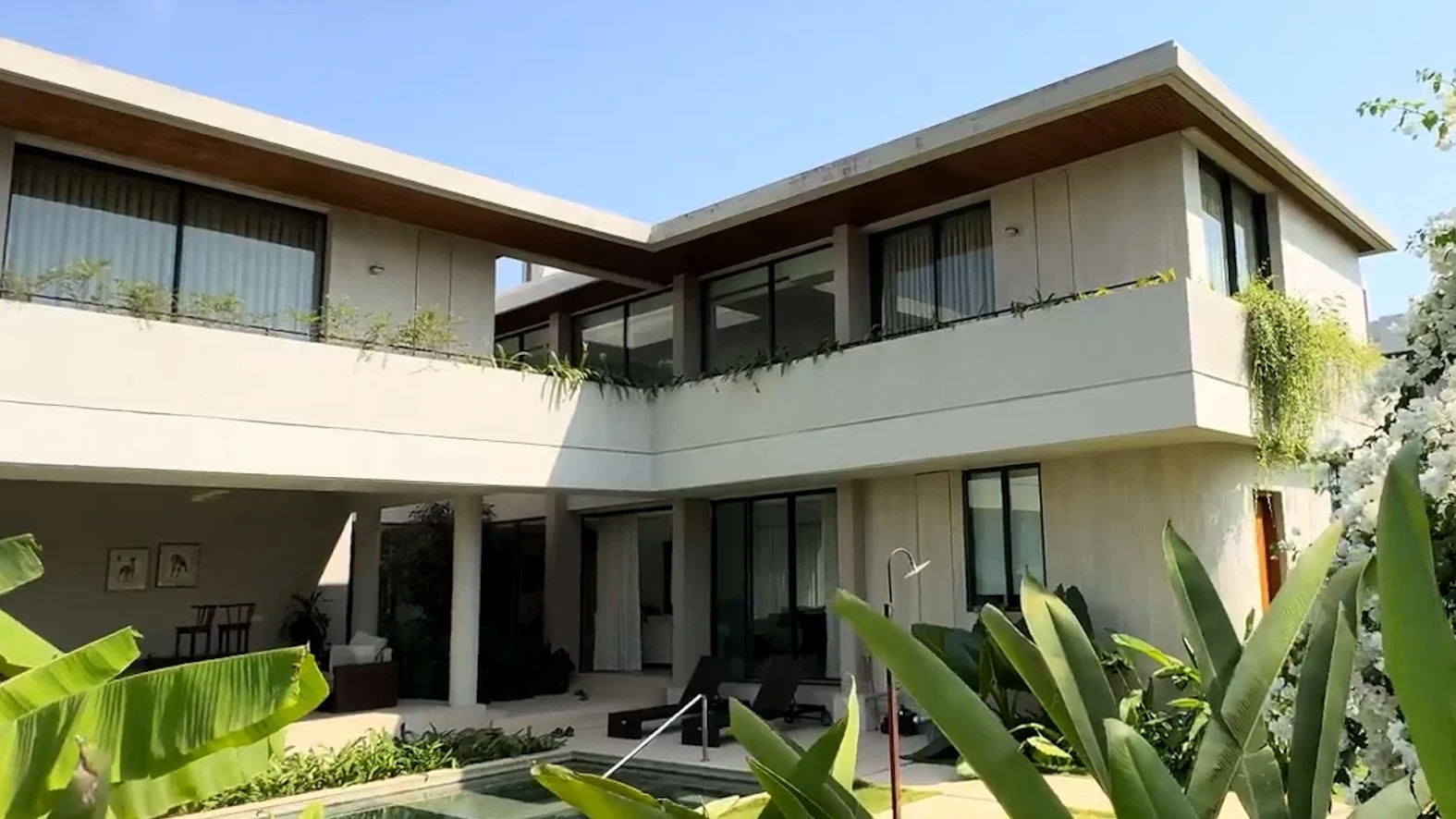 शाहरुख खान के अलीबाग फार्महाउस को उनकी पत्नी गौरी खान ने डिजाइन किया है।