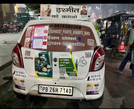 हरप्रीत सिंह द्वारा तैयार की गई गाड़ी, जिस पर बच्चे की बीमारी के बारे में लिखा है।