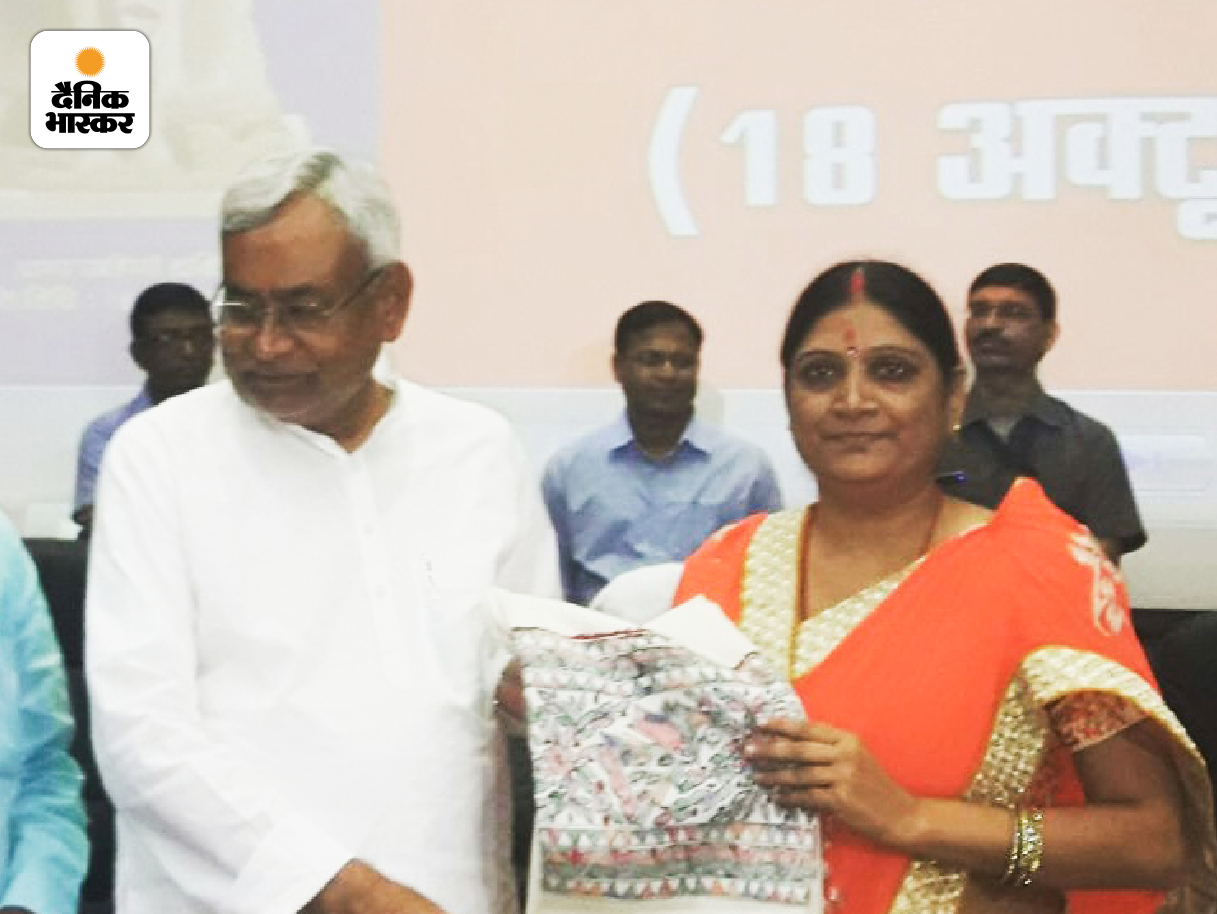 बिहार के मुख्यमंत्री नीतीश कुमार से सम्मान पाती हुईं रेखा झा।