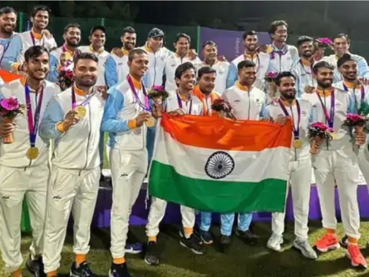 2023 में खेले गए एशियन गेम्स में क्रिकेट को तीसरी बार जगह मिली थी। इससे पहले इसे 2010 और 2014 में शामिल किया था। 2023 में खेले गए एशियन गेम्स में भारतीय क्रिकेट टीम ने गोल्ड जीता था, यह फोटो उसी समय की है। - Dainik Bhaskar