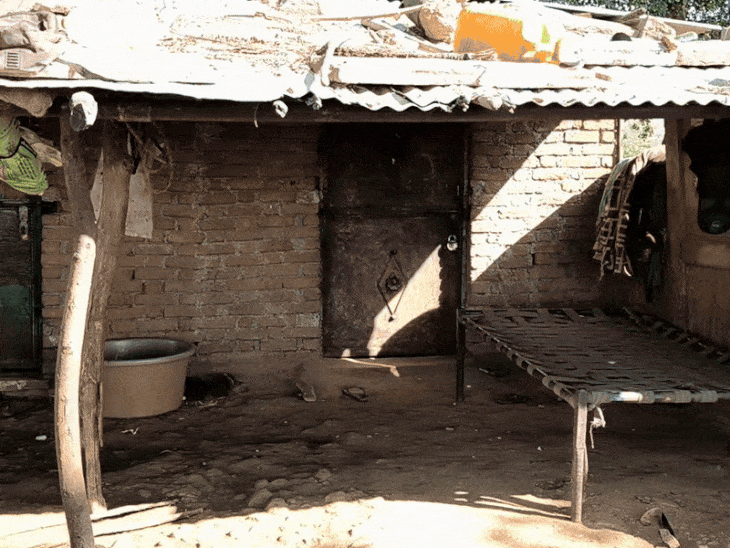 आरोपी पति सुबह पत्नी को खाट पर लिटाकर फरार हो गया था।