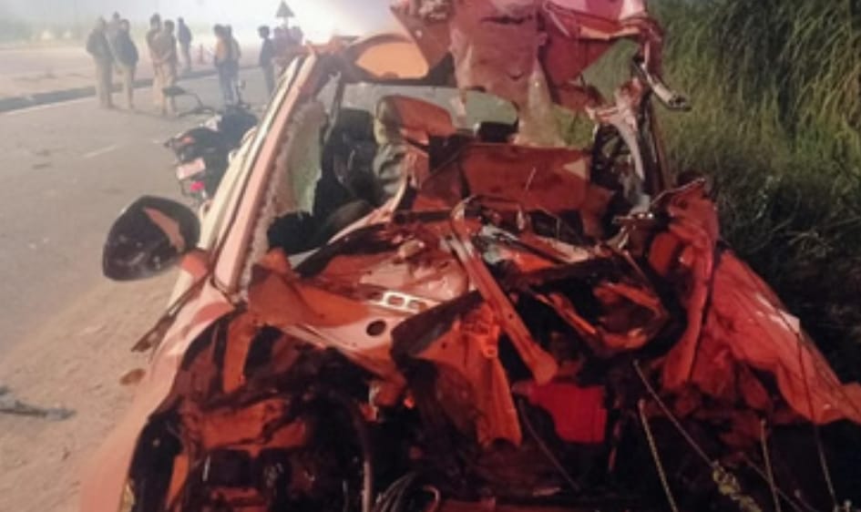 हादसे में सोनीपत के 4 दोस्तों की मौके पर ही मौत हो गई। उनकी गाड़ी बुरी तरह क्षतिग्रस्त हुई है।