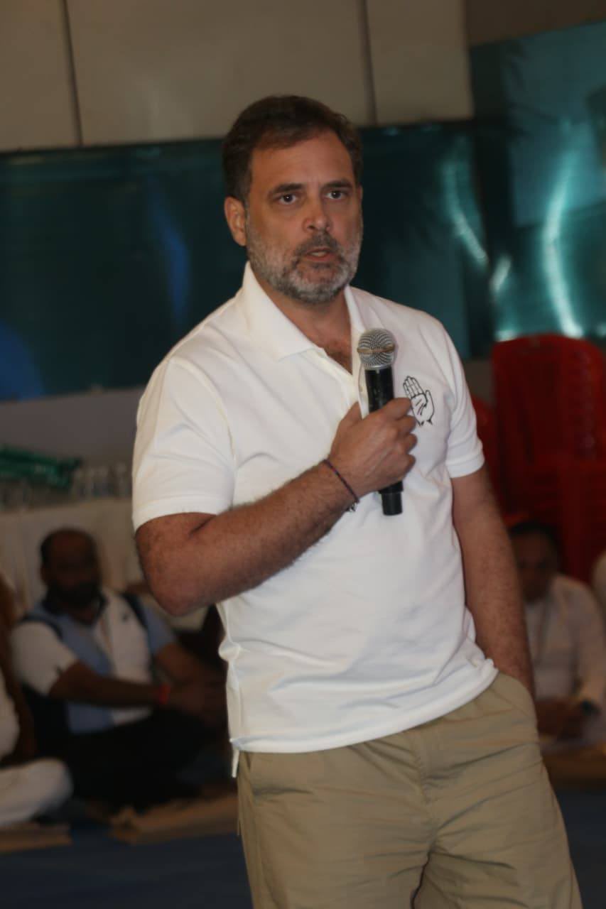 पचमढ़ी में जिला अध्यक्षों को संबोधित करते राहुल गांधी।