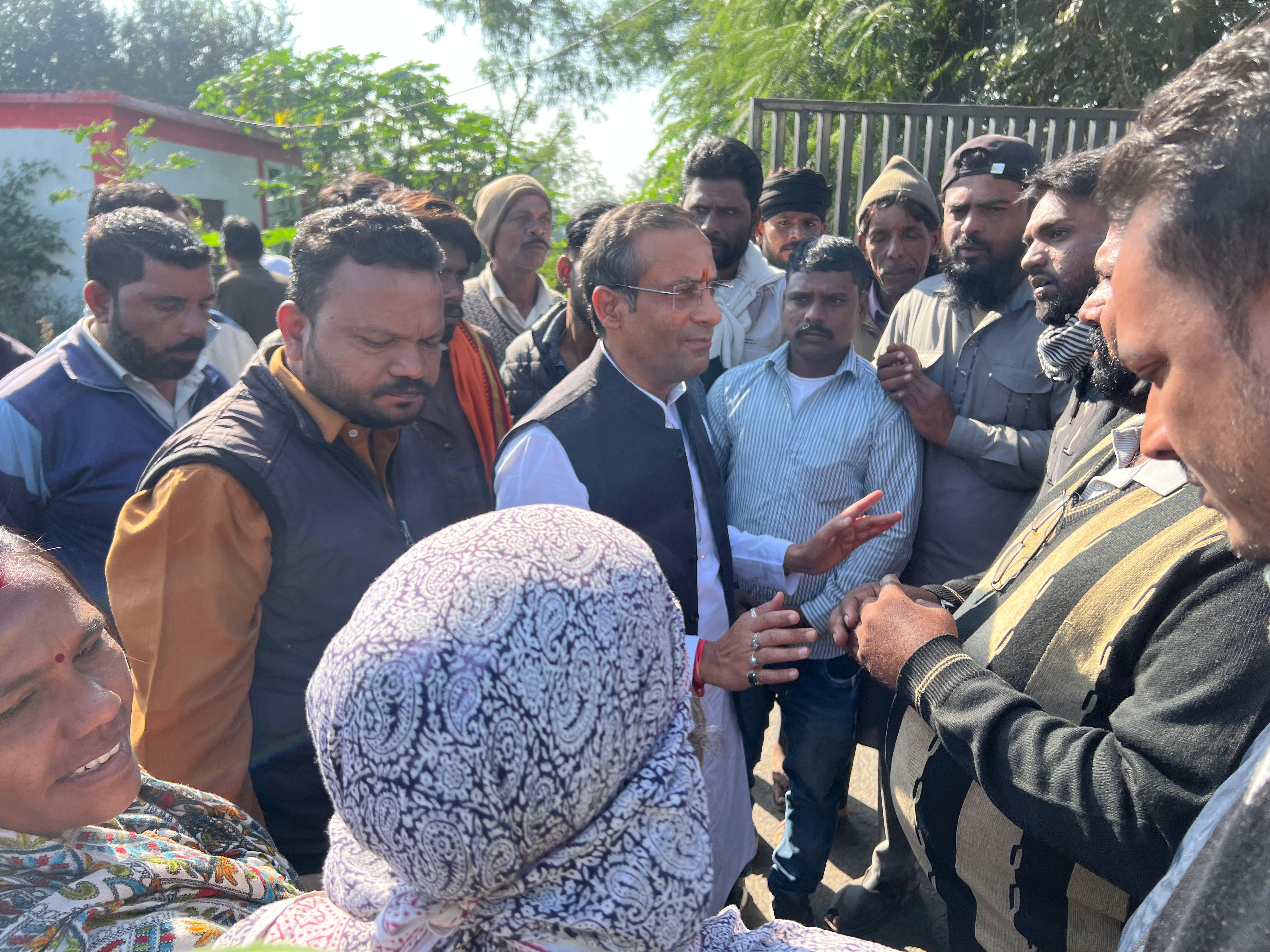 सफाईकर्मियों की मांग का कांग्रेसियों ने भी समर्थन किया और उनके बीच पहुंचे।