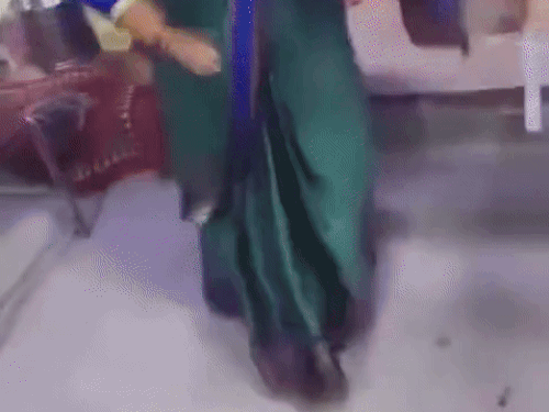 डांस करते वक्त मंदिर के अंदर महिला ने पहन रखे हैं सैंडल।