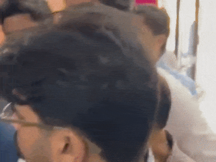 पंजाब यूनिवर्सिटी के गेस्ट हाउस में लगा ताला दिखाते हुए विजयइंद्र सिंगला।