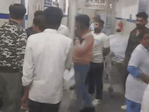 अस्पताल में मौजूद स्थानीय लोग व कर्मचारी।