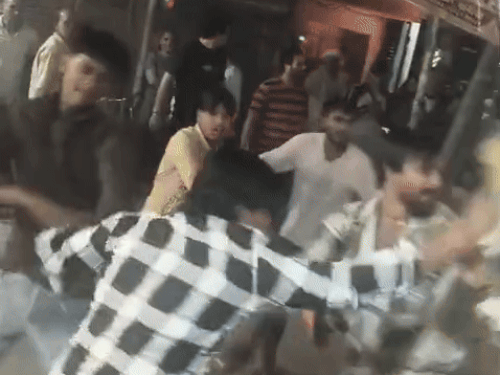 भावना चौक पर युवकों में होती मारपीट।