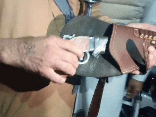 व्यक्ति ने पिस्तौल के कवर में रखा था चाकू।