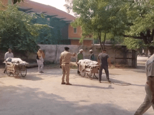 मॉर्च्युरी में पिता-पुत्र के शव को पोस्टमॉर्टम के लिए भिजवाती पुलिस।