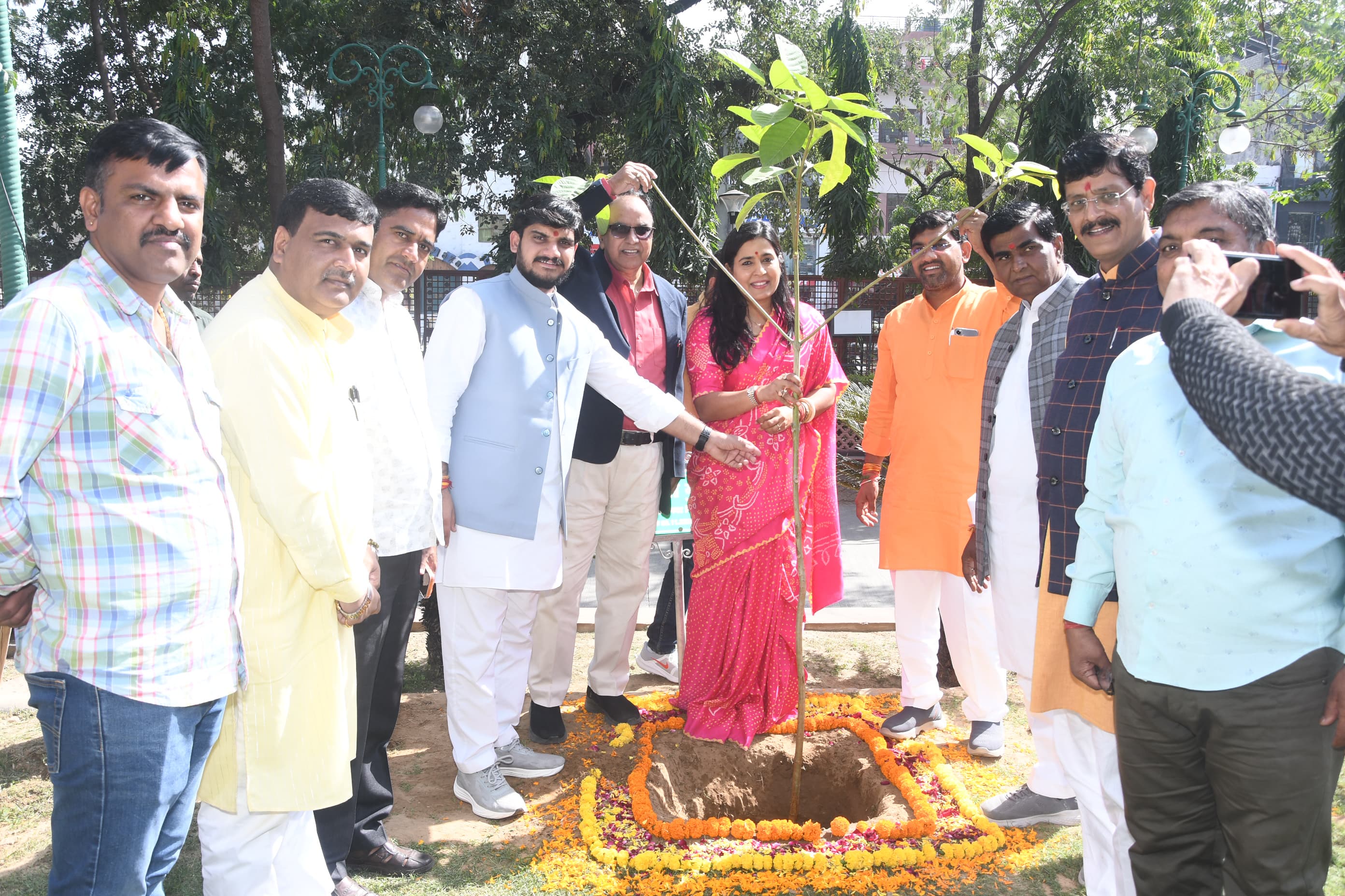 मेयर सौम्या गुर्जर ने नगर निगम मुख्यालय में पौधारोपण किया।