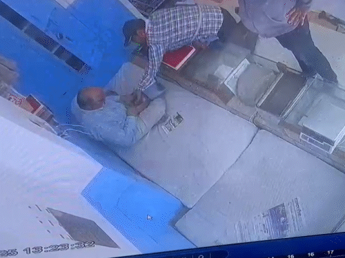 जब आरोपी ने डिब्बा चुराया तो पास में खड़े युवक ने दुकानदारों को बातों में उलझा लिया।