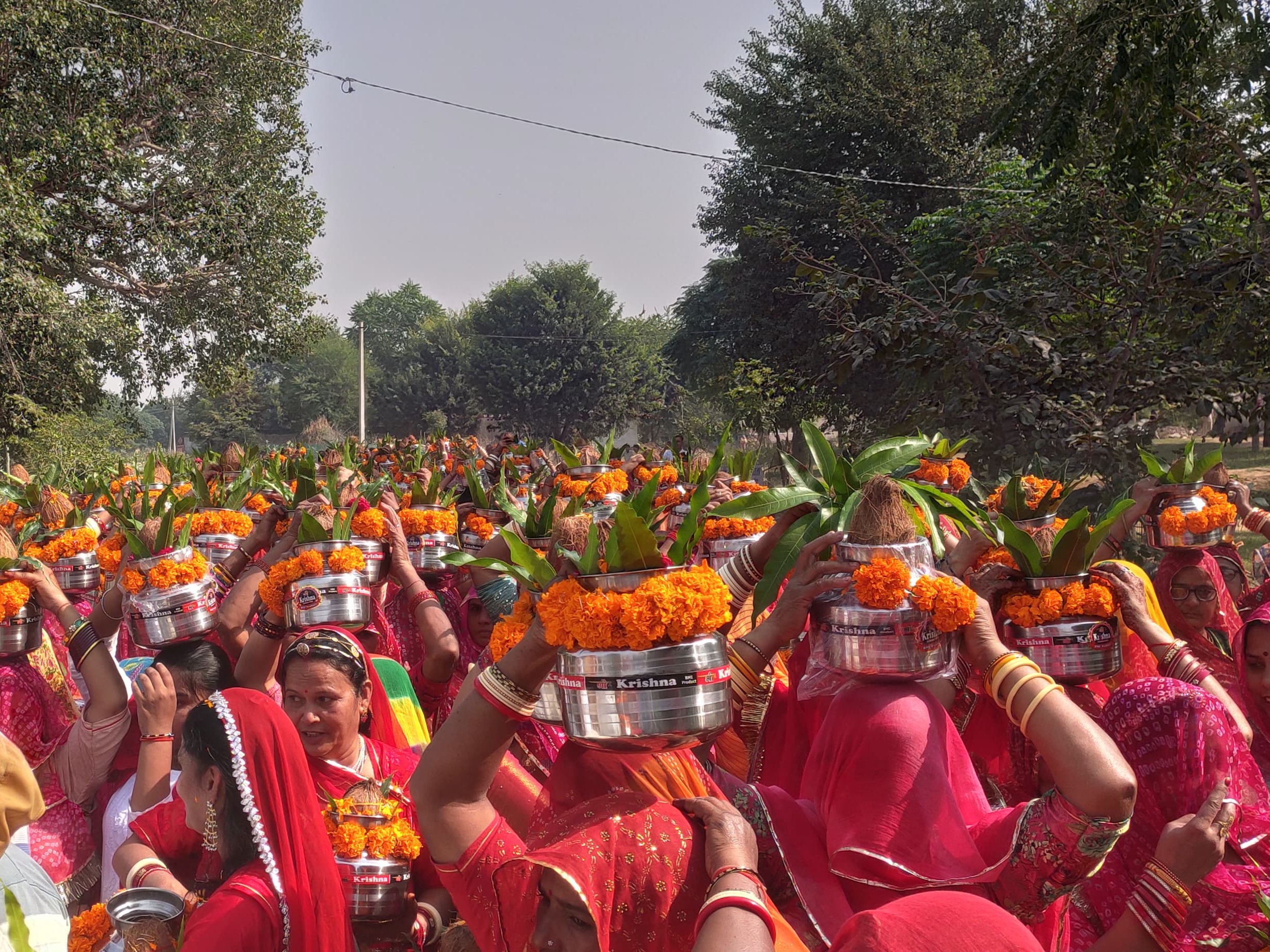 जमवाय माता की तीन दिवसीय कथा के दौरान कलश यात्रा निकाली हुई महिलाएं।