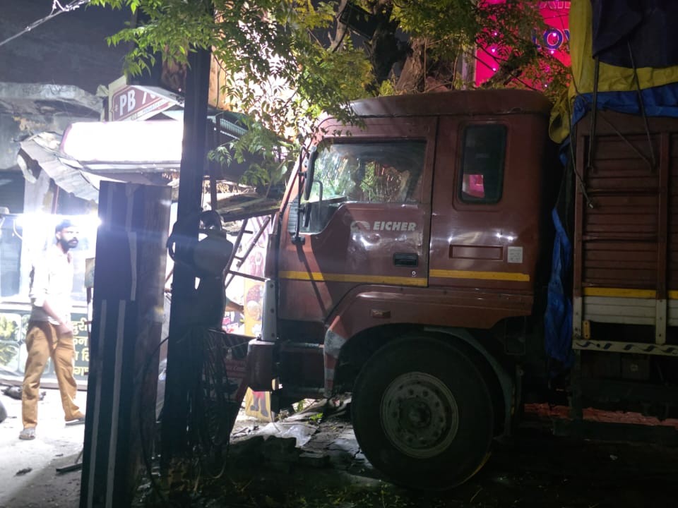 ढाबे में घुसा बेकाबू कैंटर।