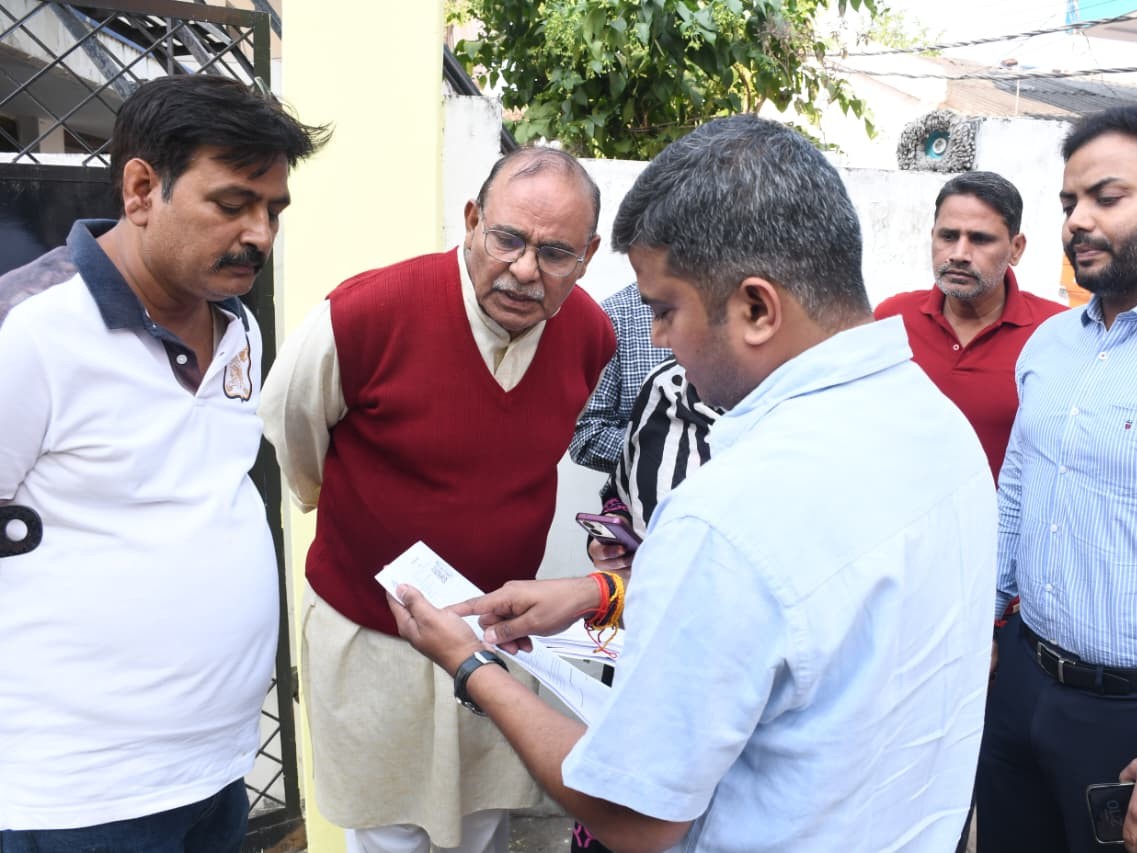 Prayagraj Dm Inspected The Voter List Revision Work. | प्रयागराज डीएम ने  मतदाता सूची पुनरीक्षण कार्य का किया निरीक्षण: मेंहदौरी कॉलोनी में Sir  प्रक्रिया और बीएलओ के ...
