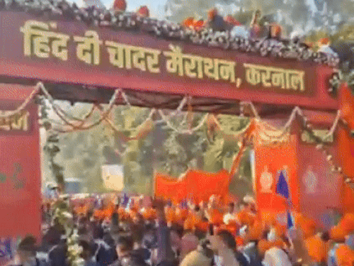 मैराथन में भागते युवा।