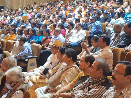 कार्यक्रम की शुरुआत डॉ सुमन यादव ने श्लोक से की। जिसने पूरे सभागार में शांति और श्रद्धा का वातावरण बना दिया।