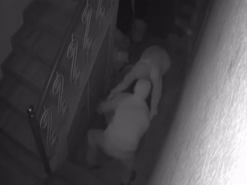 घर की पहली मंजिल से तिजोरी नीचे लेकर आए।