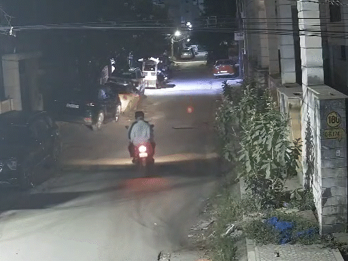 एक बाइक पर सवार होकर आए तीन बदमाश।