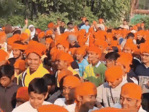 मैराथन में दौड़ लगाते युवक।