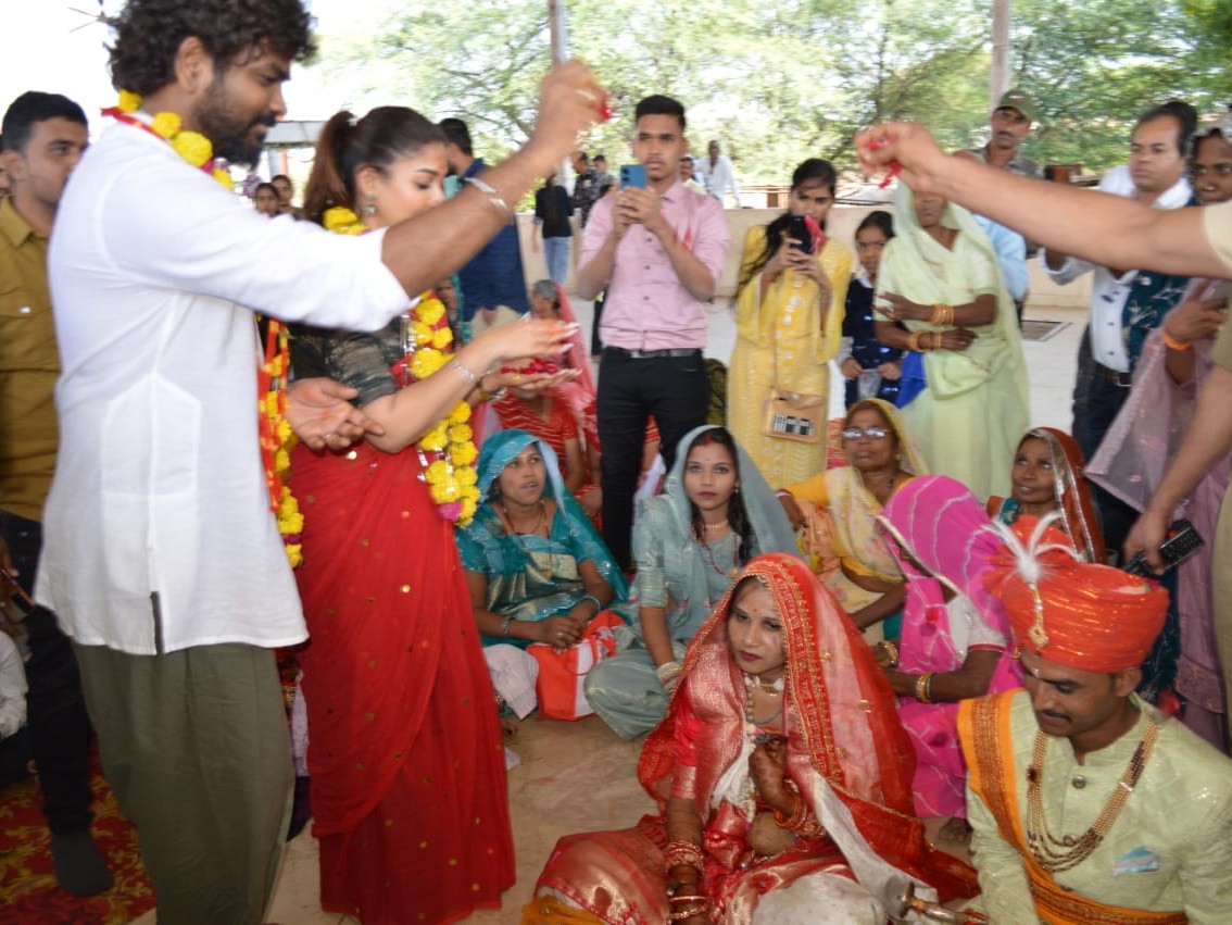 विवाह समारोह में नयनतारा ने वर-वधू को शुभकामनाएं दीं।