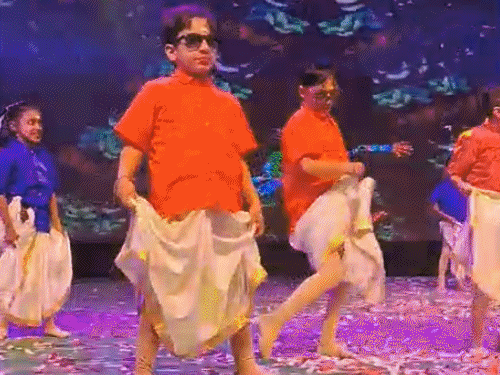 छोटे-छोटे बच्चों ने किया लुंगी डांस।