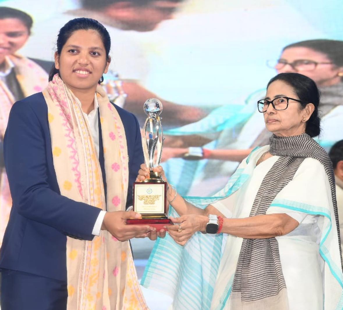 मुख्यमंत्री ममता बनर्जी ने ऋचा को पश्चिम बंगाल के सर्वोच्च सम्मान बंग भूषण से सम्मानित किया।