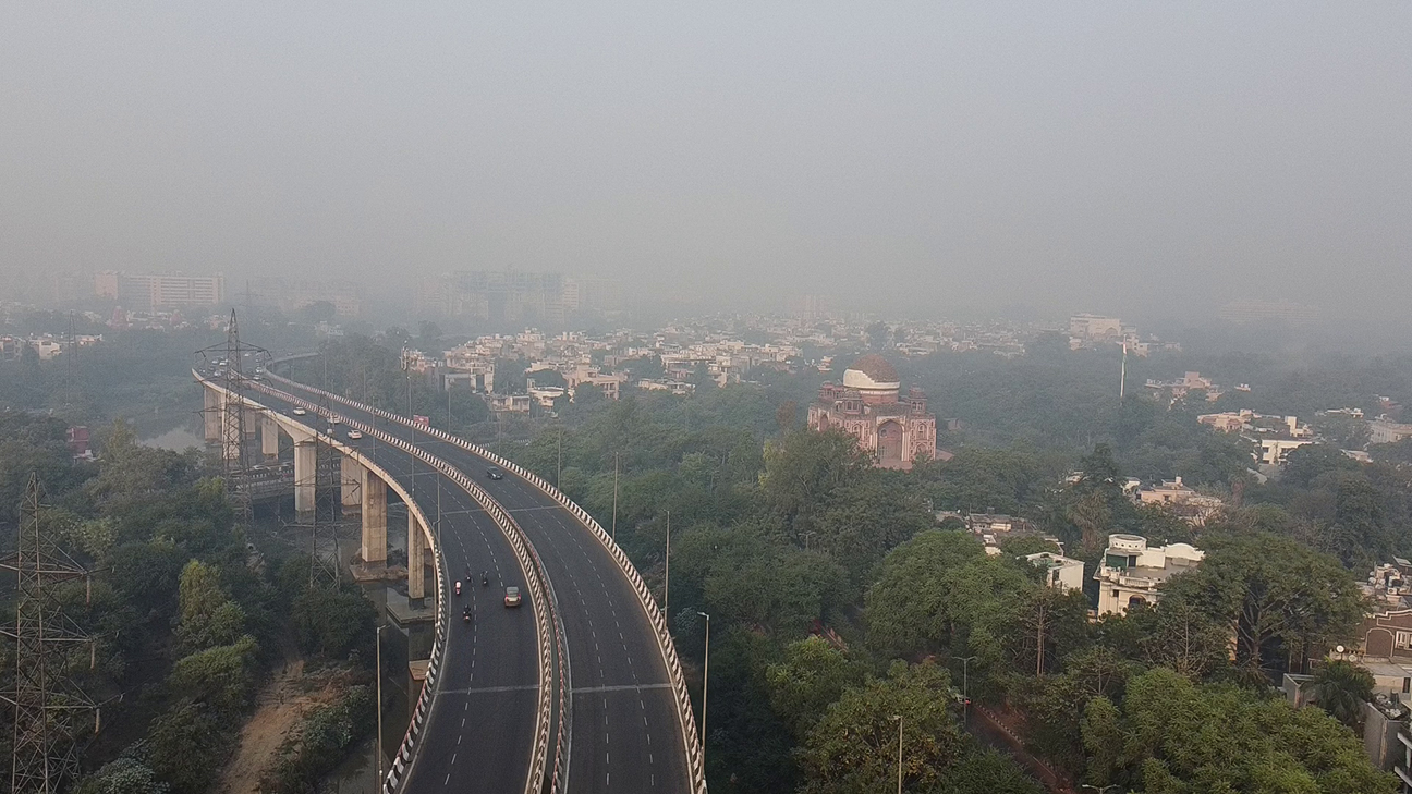 नई दिल्ली: निजामुद्दीन इलाके का ड्रोन व्यू, यहां AQI लेवल बेहद खराब है। धुंध छाई हुई है।