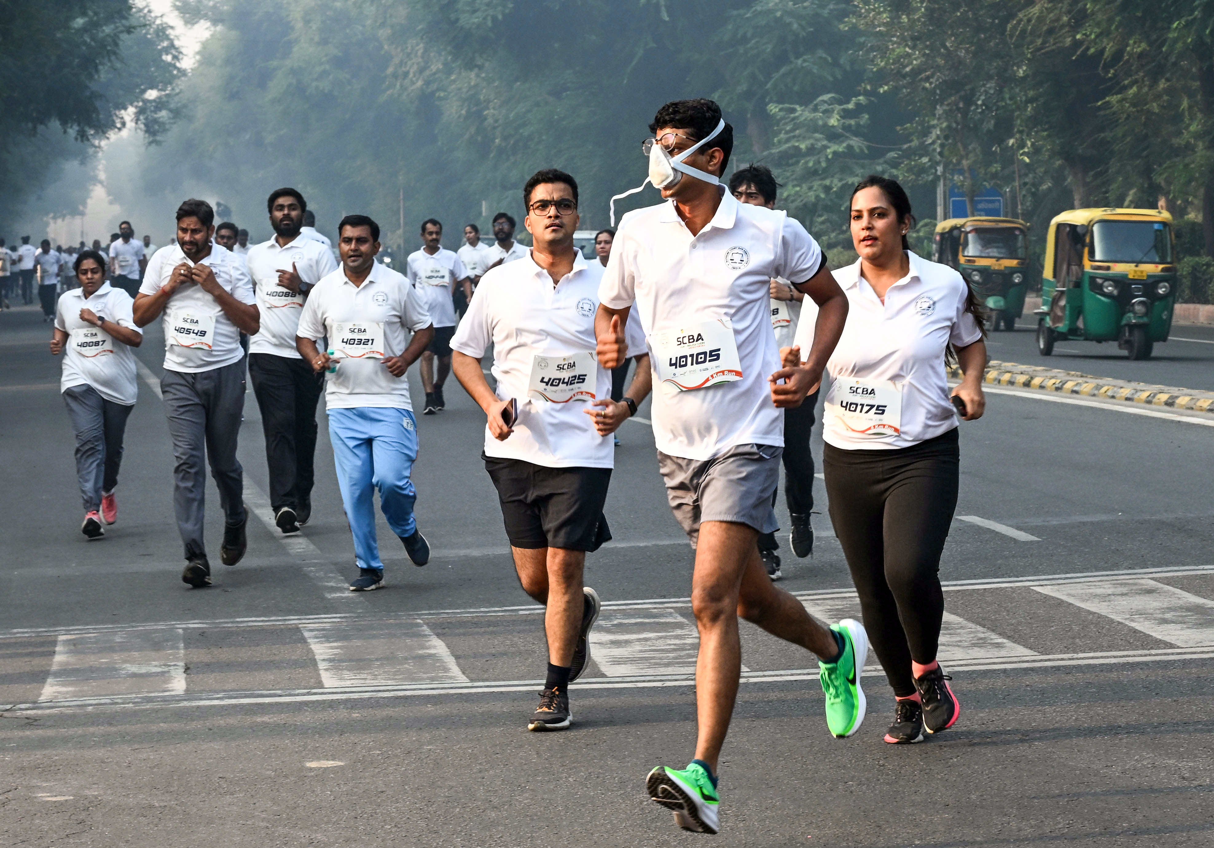 नई दिल्ली: राजधानी में जस्टिस फॉर ऑल थीम पर वकीलों ने वॉकथॉन का आयोजन किया। एक शख्स मास्क लगाकर पहुंचा।