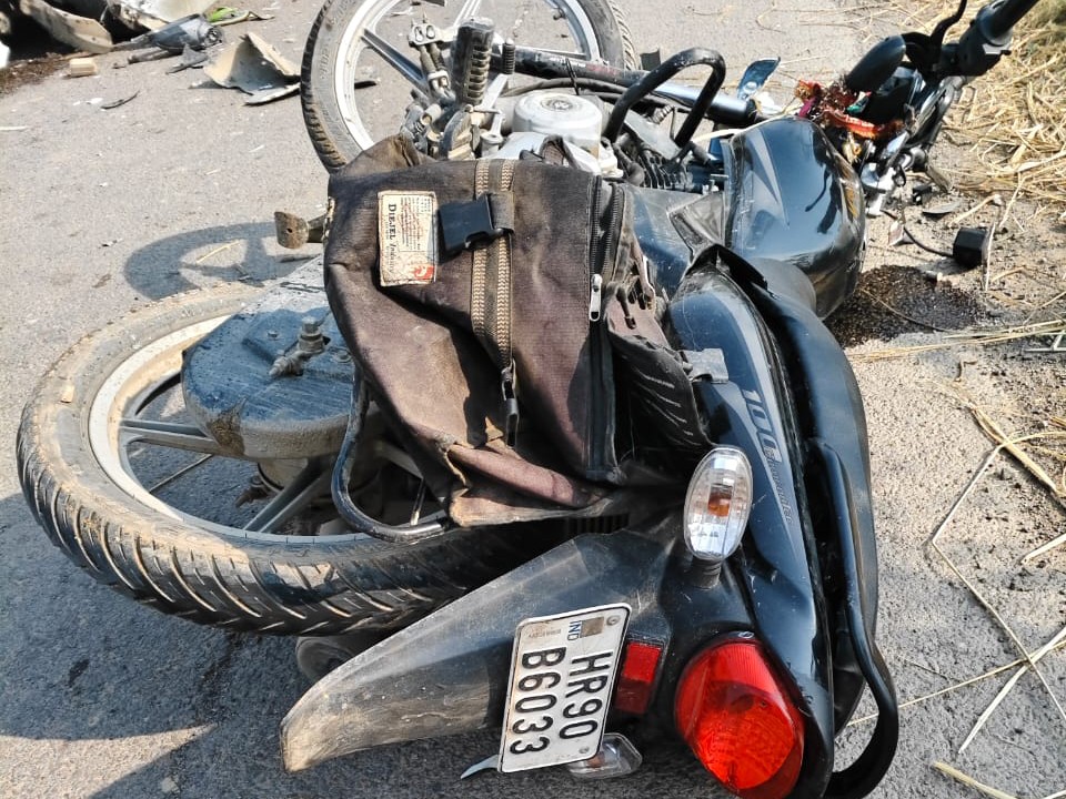 एक्सीडेंट में क्षतिग्रस्त बाइक