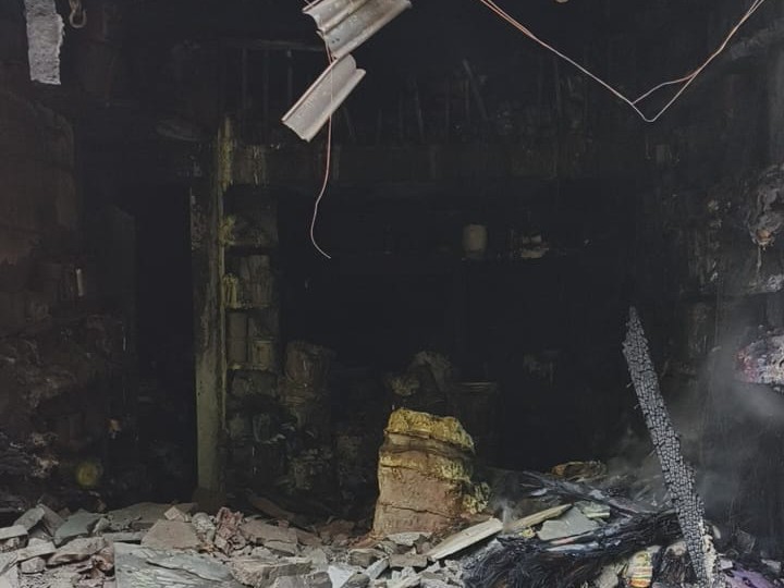 आग से दुकान में रखा सारा सामान जल गया।