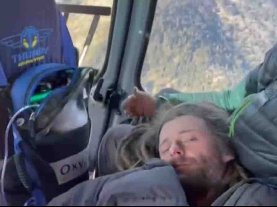 ऑस्ट्रिया के पैराग्लाइडिंग पायलट फिलिप को लेकर जाते हुए।