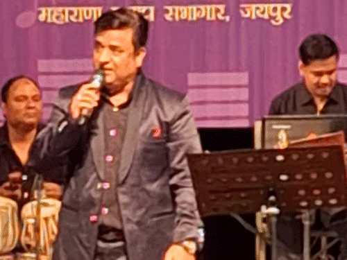 कार्यक्रम की अध्यक्षता पद्मभूषण पं. विश्वमोहन भट्ट (ग्रैमी अवार्ड विजेता) ने की।