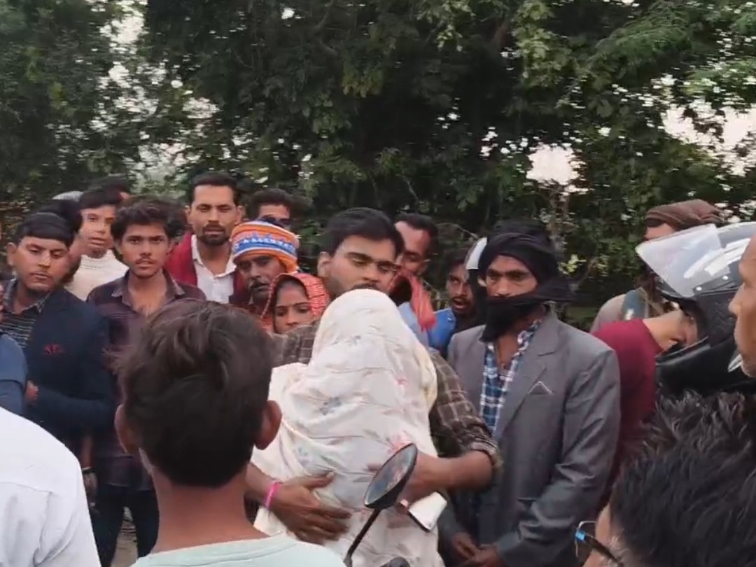 प्रेमी युगल के बीच सड़क पर जमकर हंगामा हुआ। युवक प्रेमिका को गले लगाकर समझाने की कोशिश करता हुआ।