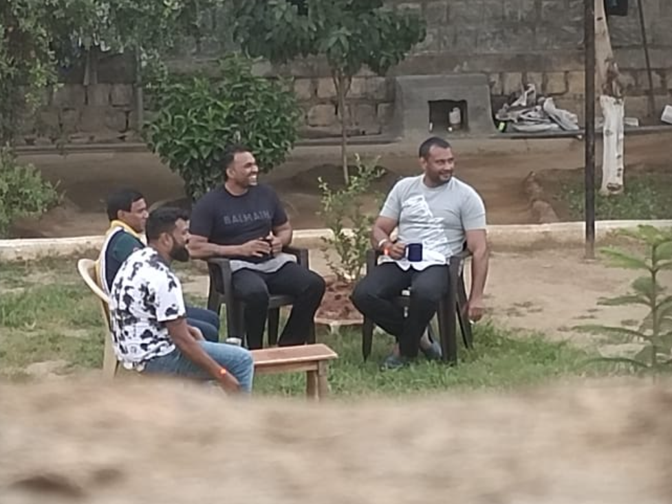 फोटो में कन्नड़ एक्टर दर्शन थुगुदीपा 3 लोगों के साथ ग्रे टी-शर्ट में