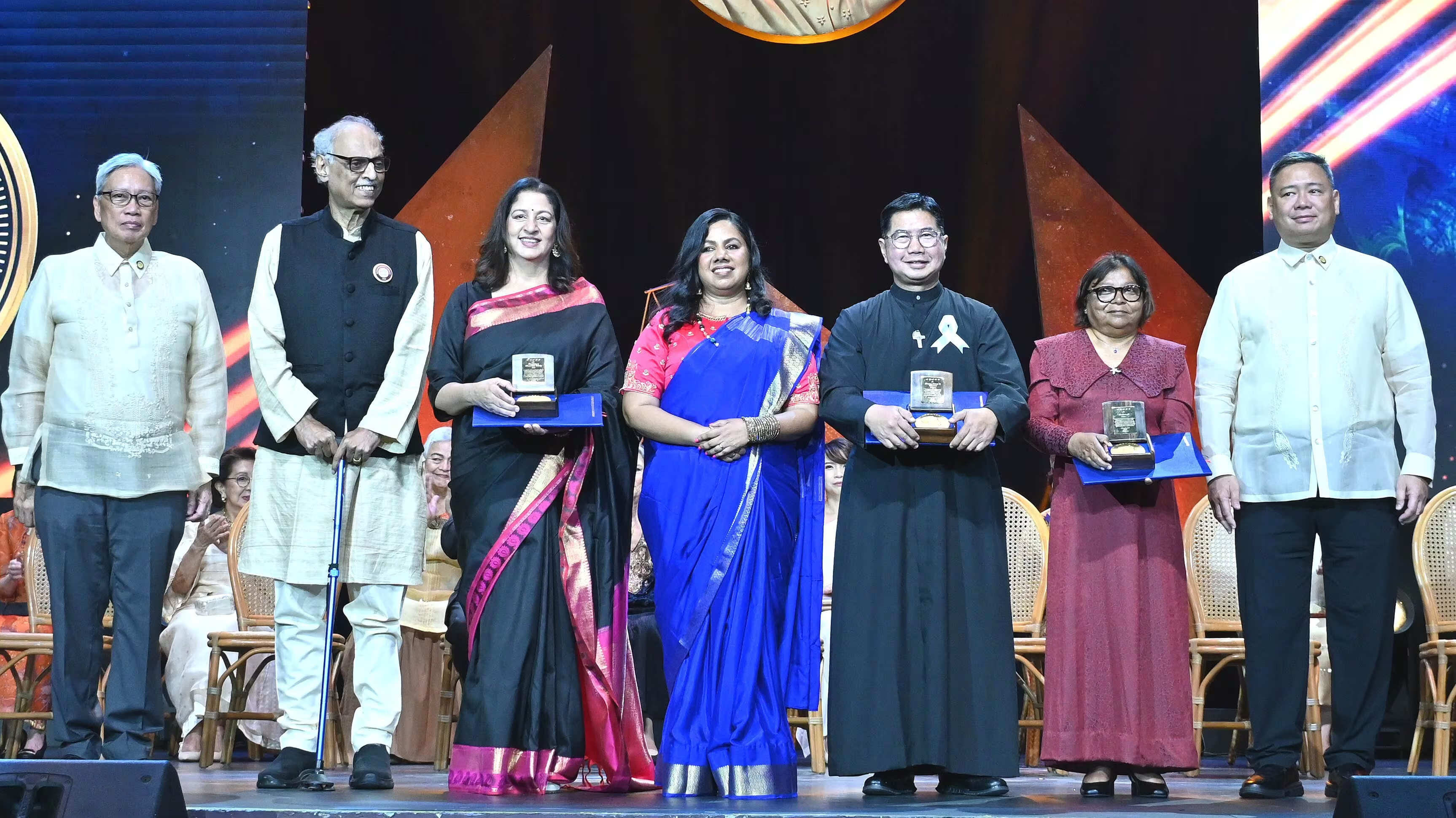 एजुकेट गर्ल्स की 25 सदस्यीय टीम रेमन मैग्सेसे पुरस्कार समारोह में शामिल होने के लिए मनीला पहुंची।