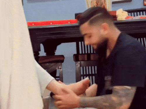 पिता के पैर धुलने के बाद उन्हें चूमते हुए खान साब।