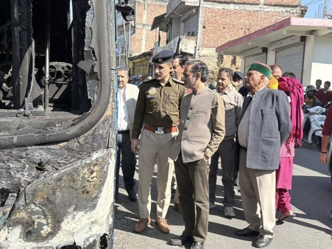 विधायक बैजनाथ एवं एचआरटीसी उपाध्यक्ष ने बसों में आगजनी की घटना स्थल का किया निरीक्षण।