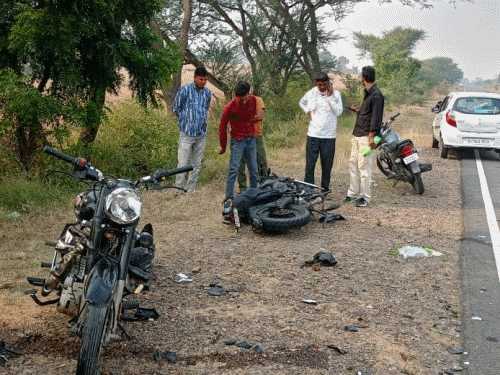 Two bikes collide in Rajgarh, one youth dies | राजगढ़ में दो बाइक की ...