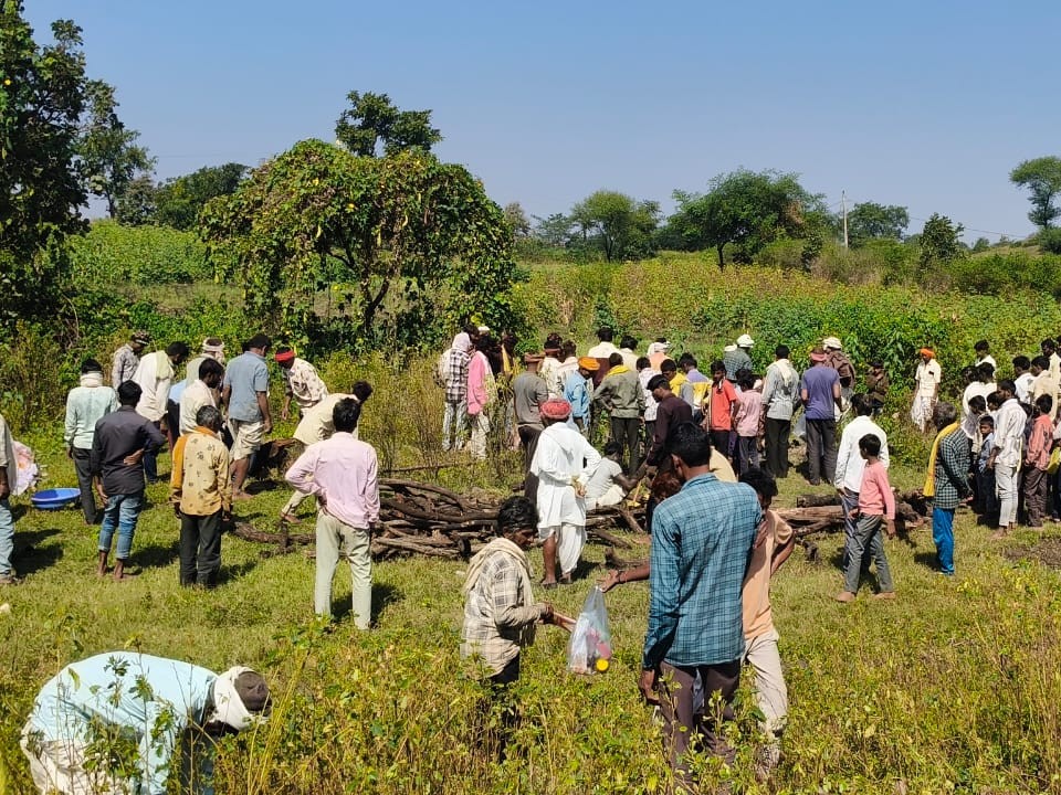 आज सुबह सभी के शव को गांव लाया गया।