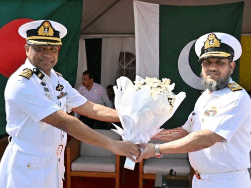 बांग्लादेश के जहाज ने समुद्र में ही PNS सैफ जहाज को सलामी दी और उसे बंदरगाह तक एस्कॉर्ट किया। - Dainik Bhaskar