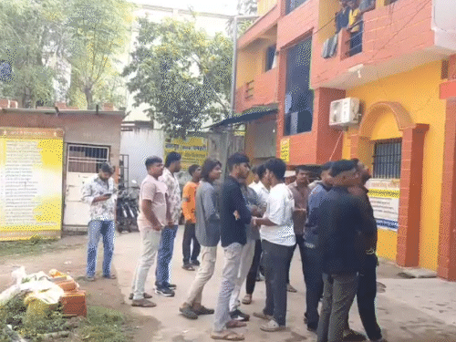 धमतरी में धर्मांतरण को लेकर बवाल..VIDEO:  रिटायर्ड आर्मी जवान के घर चल रहा था प्रार्थना सभा, हिंदू देवी-देवताओं पर आपत्तिजनक टिप्पणी का​​​​​​​ आरोप – Chhattisgarh News