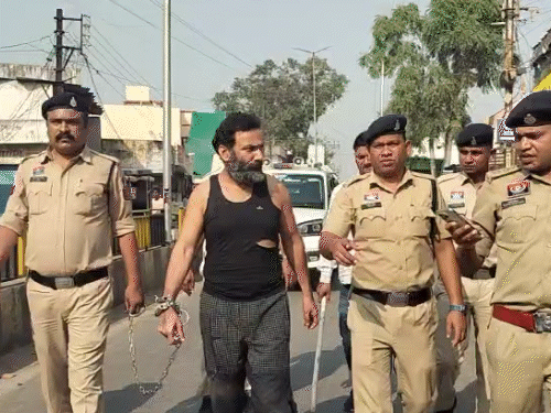 पुलिस ने वीरेंद्र सिंह का जुलूस निकाला। इस दौरान आरोपी लंगड़ाता हुआ दिखाई दिया।