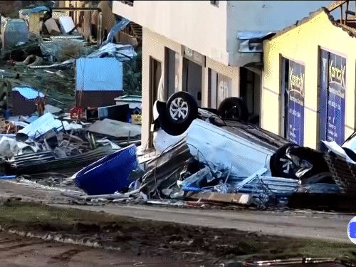 ब्राजील के पराना में पिछले दो दिनों से तेज हवाओं के साथ भारी बारिश हो रही है।