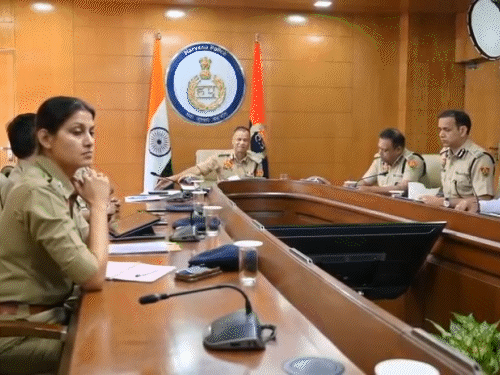 हरियाणा डीजीपी ओपी सिंह पंचकूला में अधिकारियों की बैठक लेते हुए।